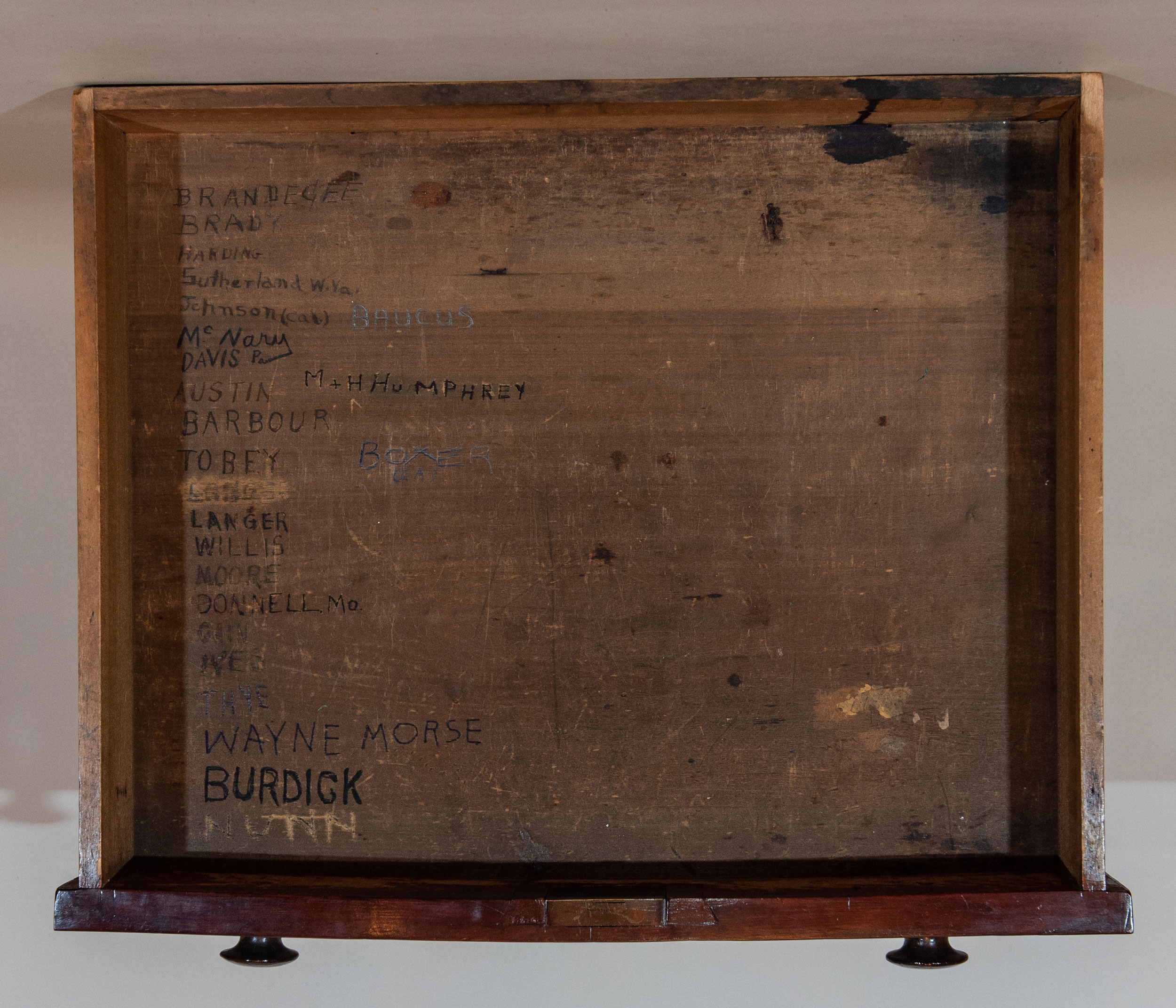 Desk  4 (IV)