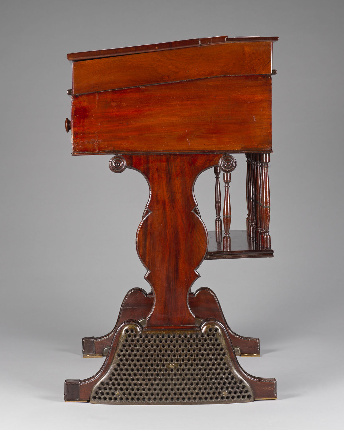 Desk 7 (VII)
