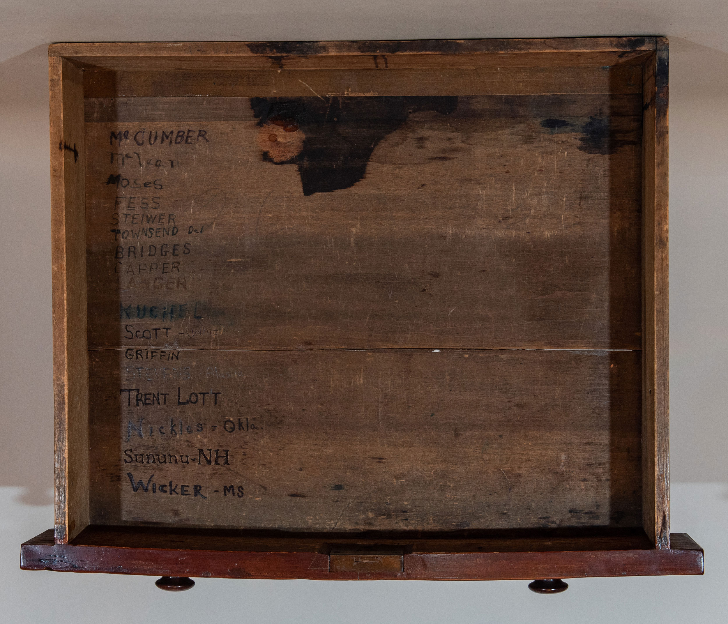 Desk  8 (VIII)