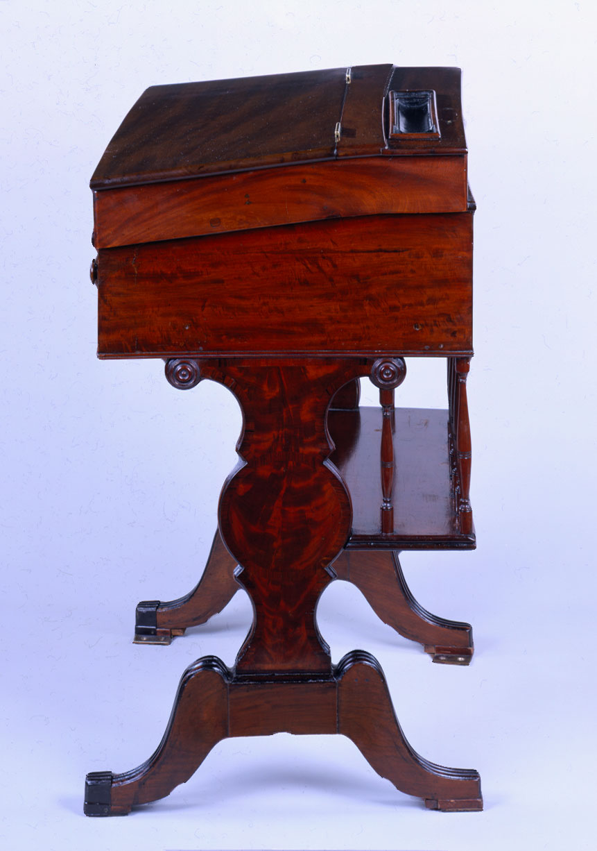 Desk  11 (XI)