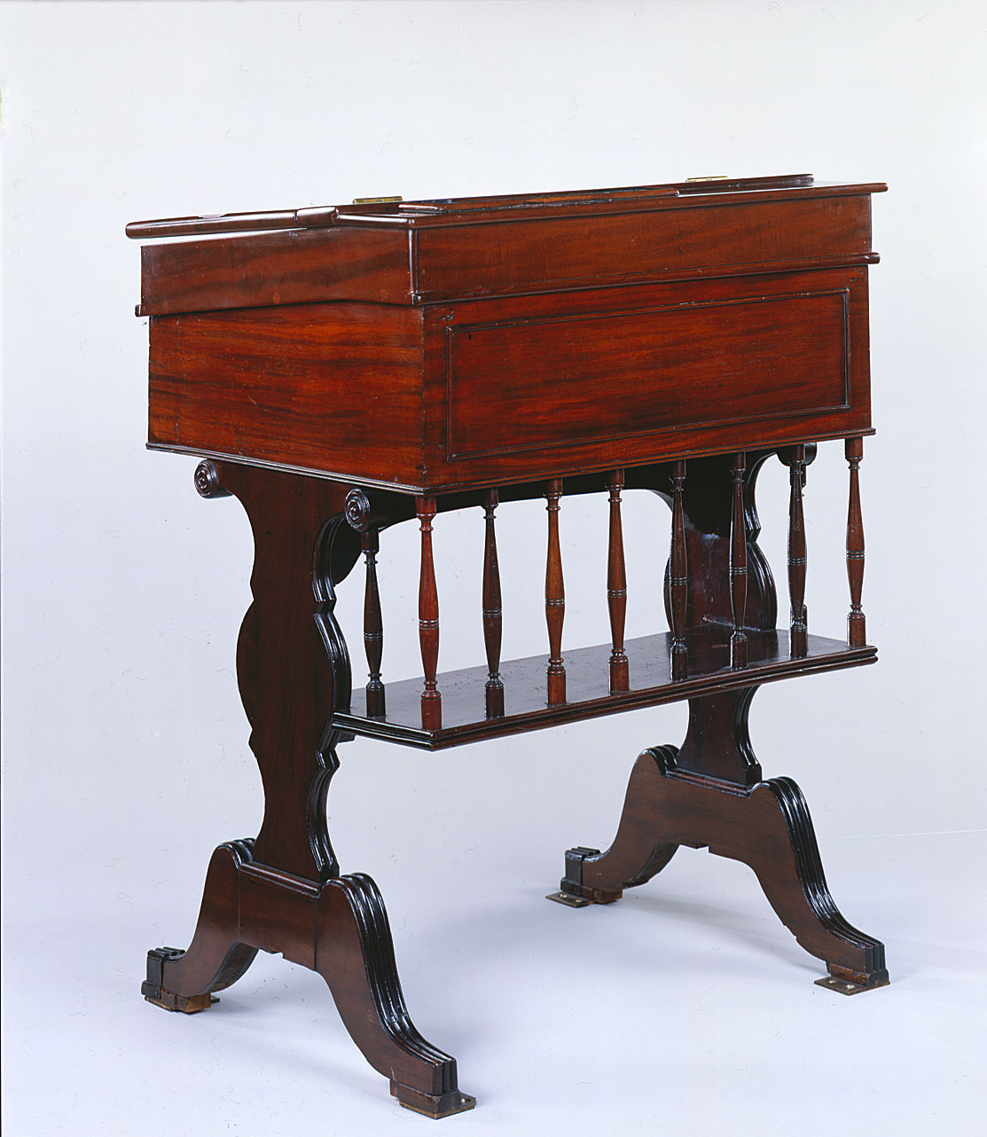 Desk  13 (XIII)