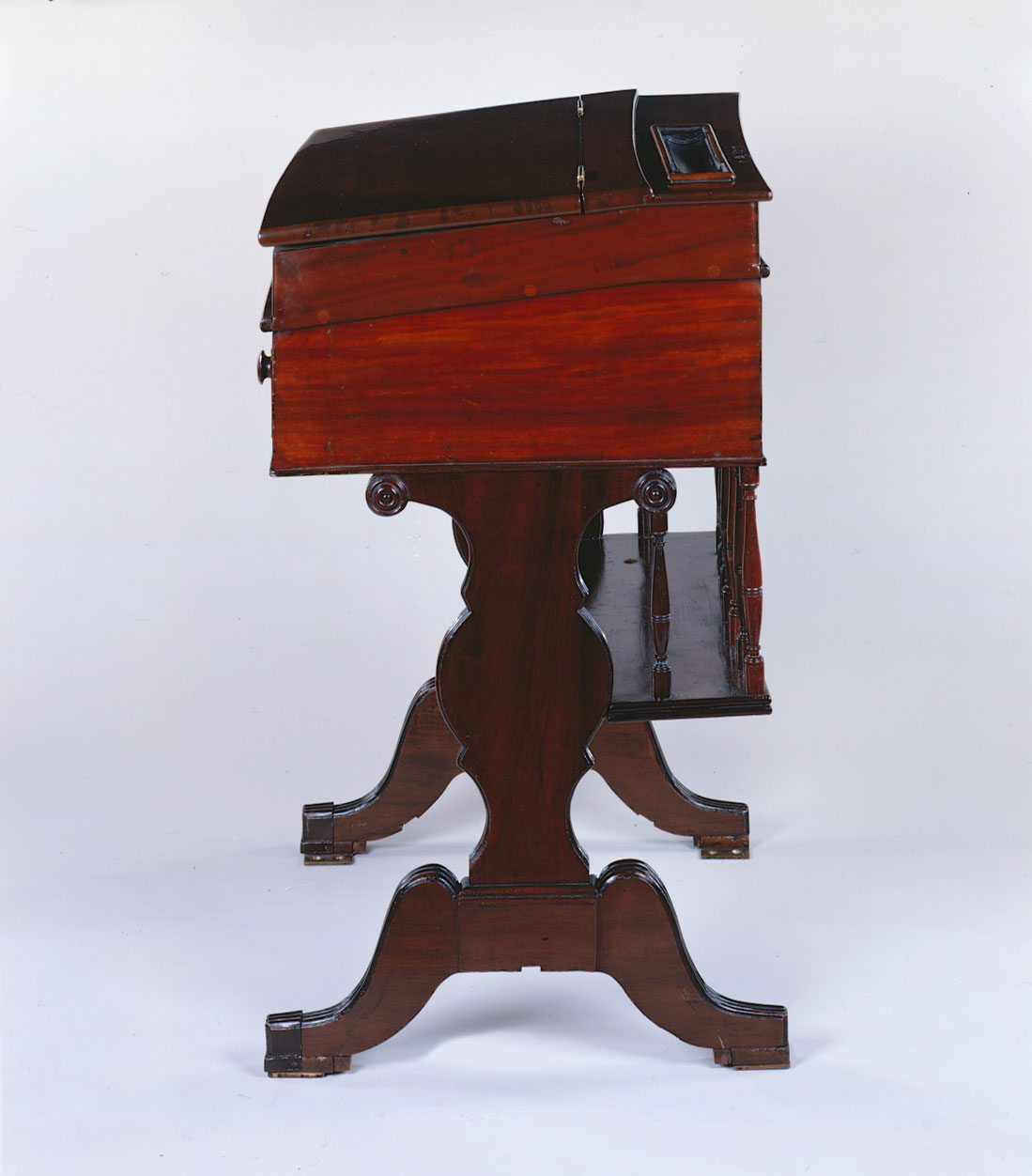Desk  13 (XIII)