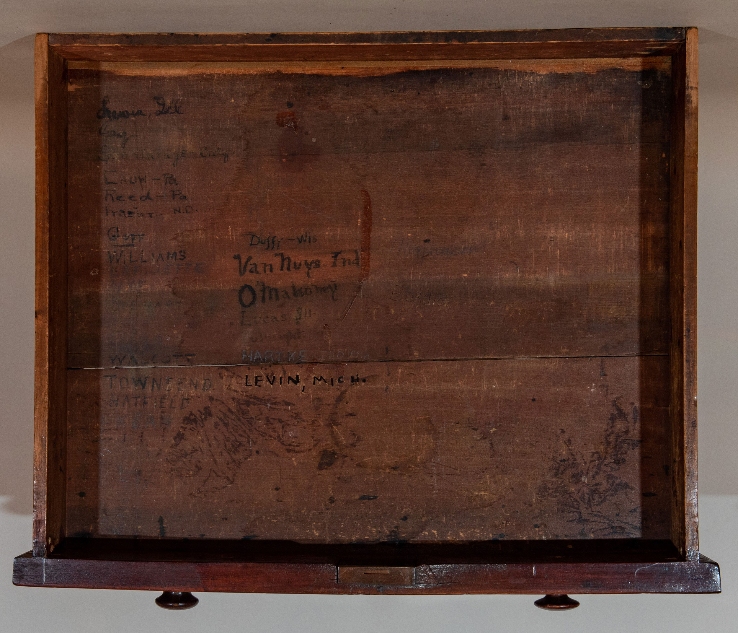 Desk  14 (XIV)