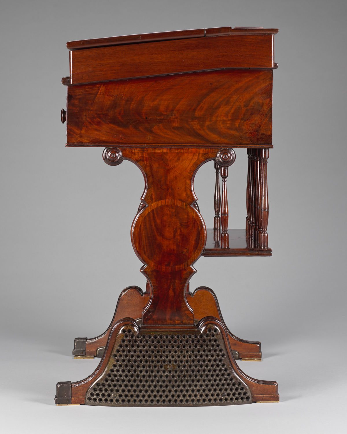 Desk  16 (XVI)