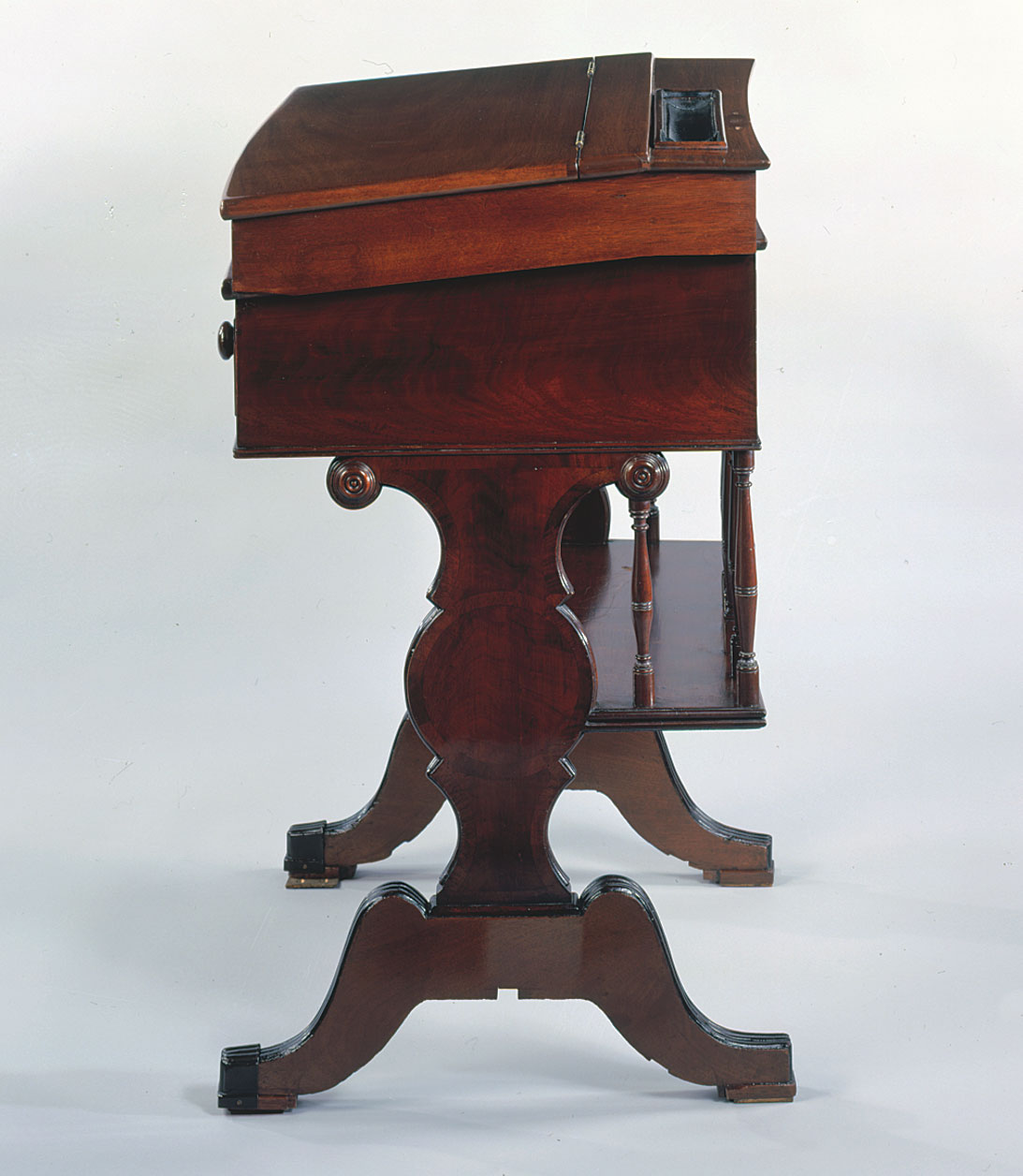 Desk  22 (XXII)