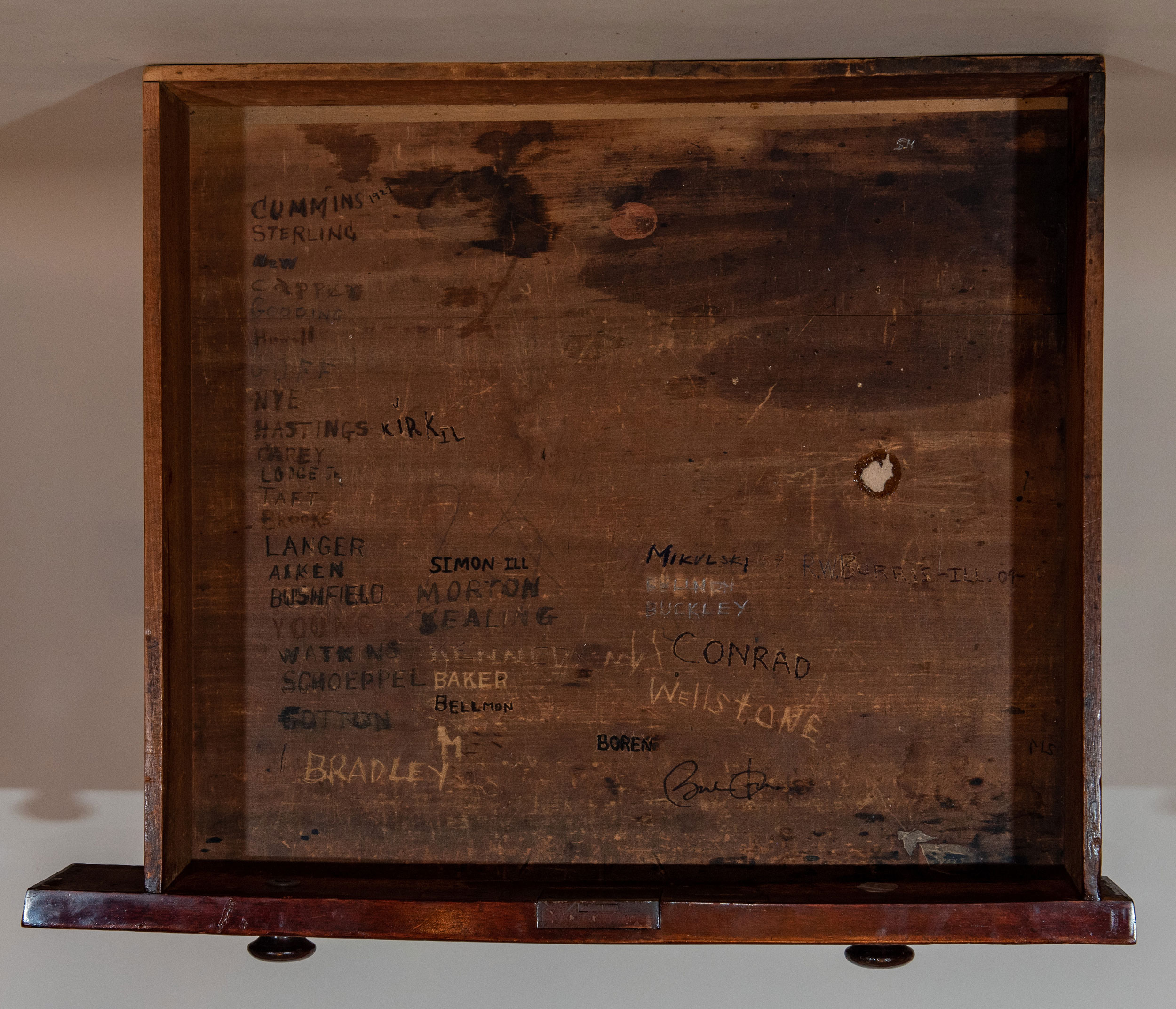 Desk  24 (XXIV)