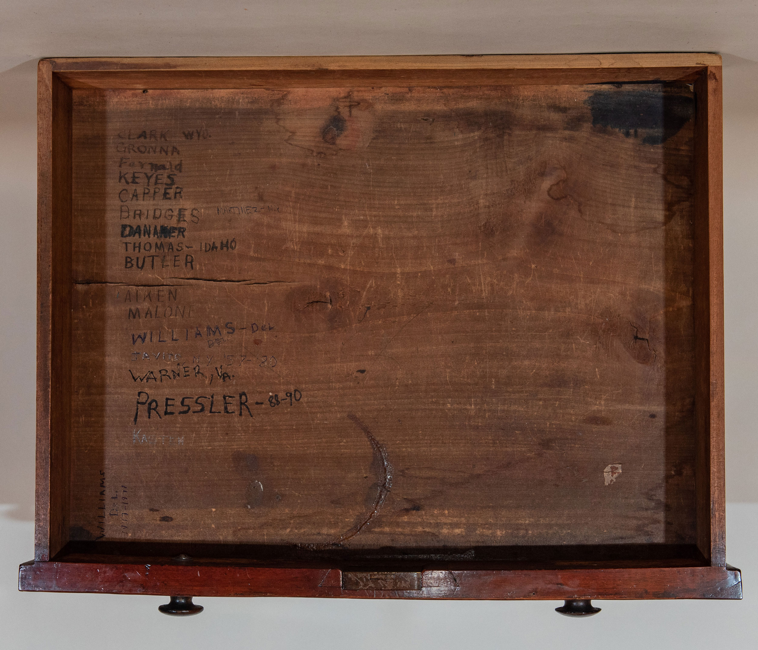Desk  26 (XXVI)