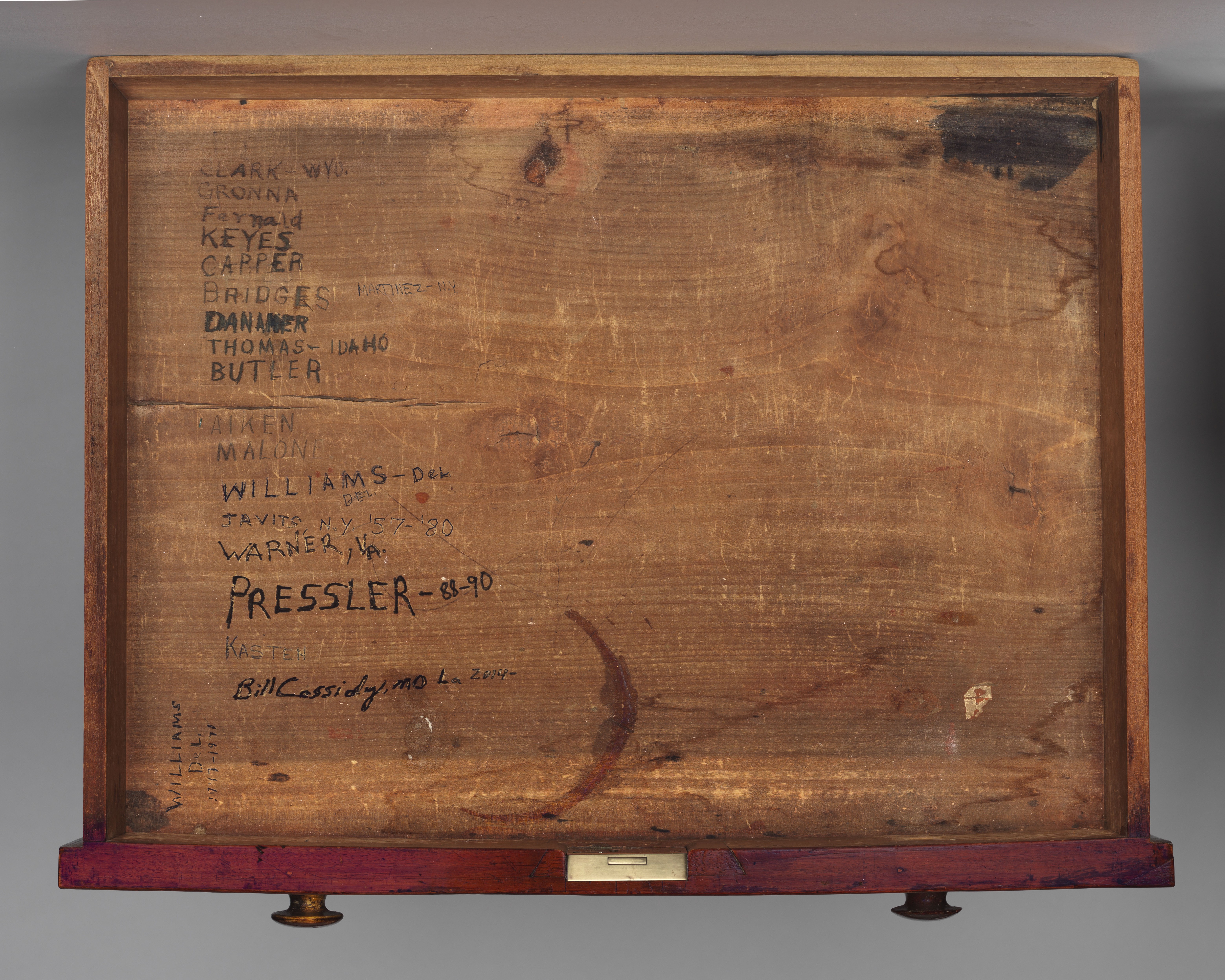 Desk  26 (XXVI)