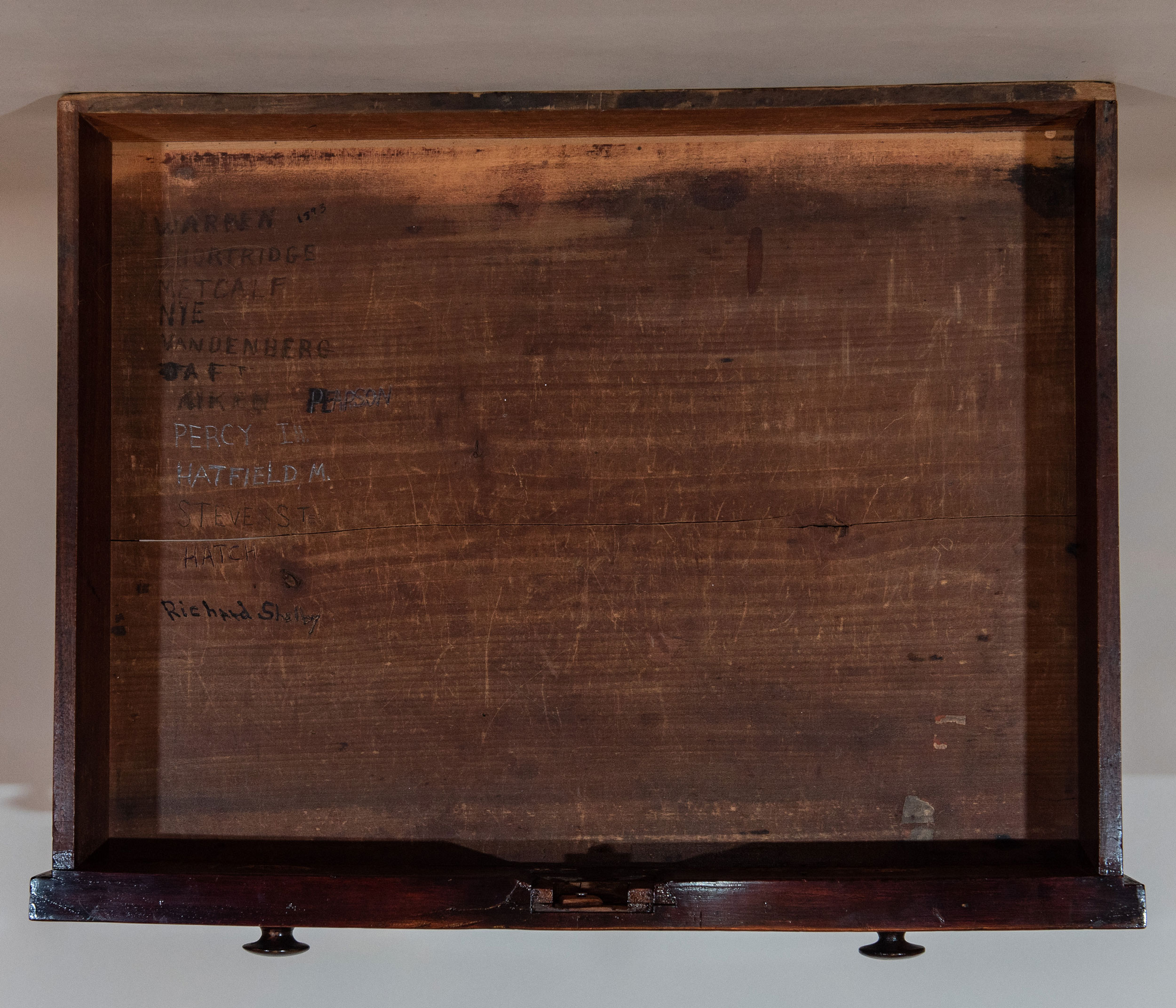 Desk  28 (XXVIII)