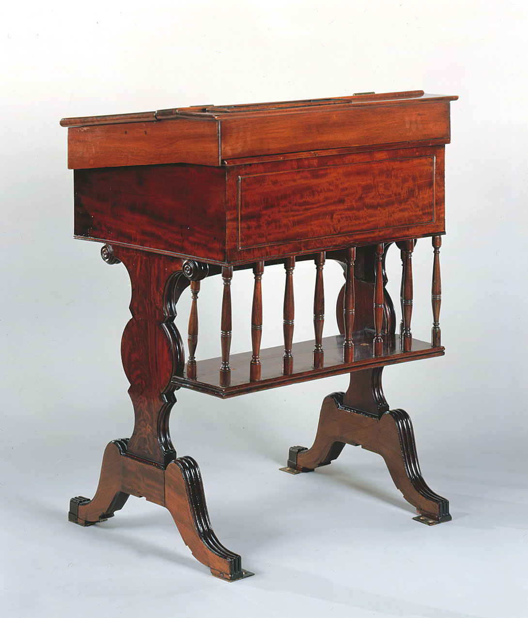 Desk  28 (XXVIII)