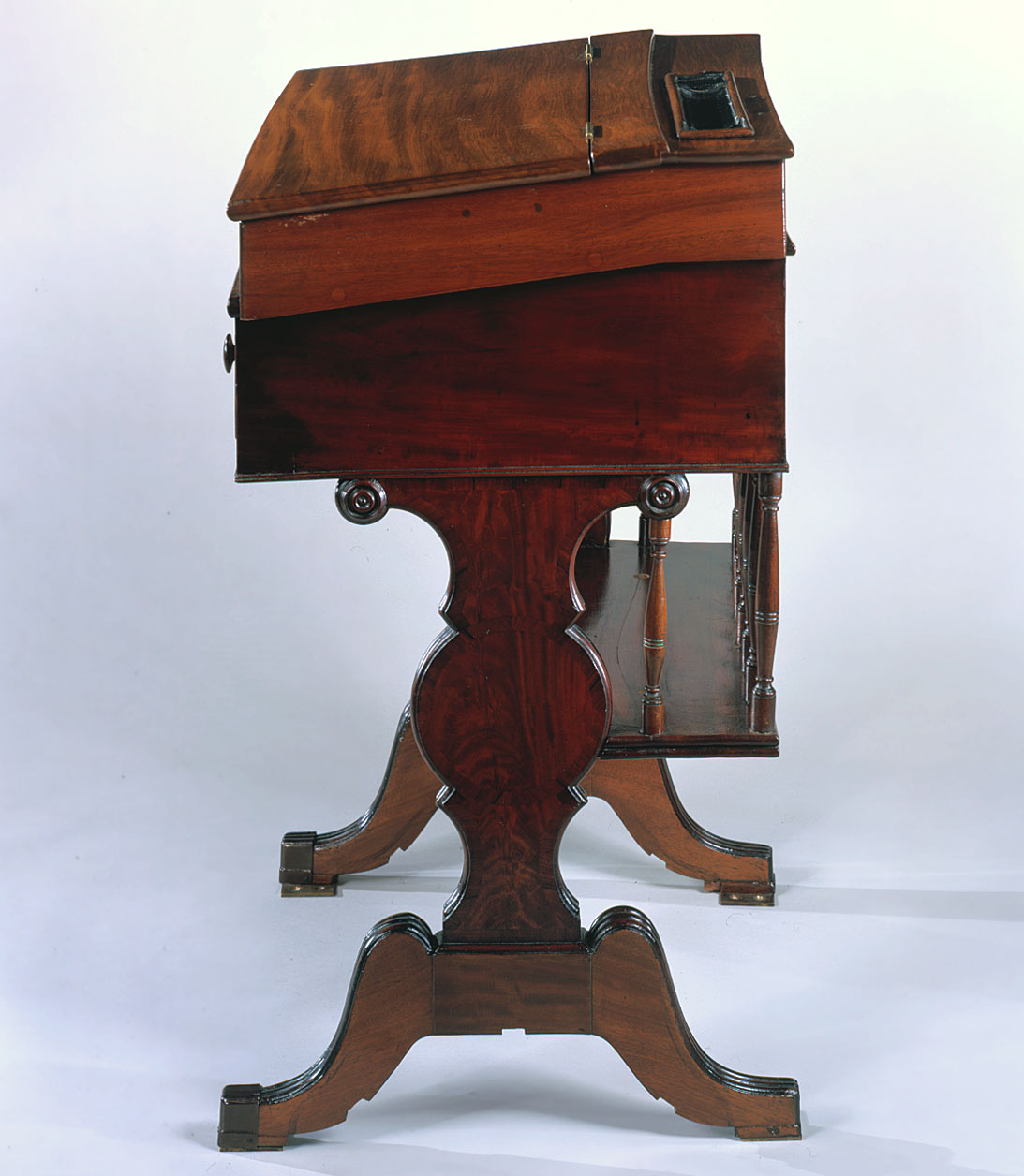 Desk  28 (XXVIII)