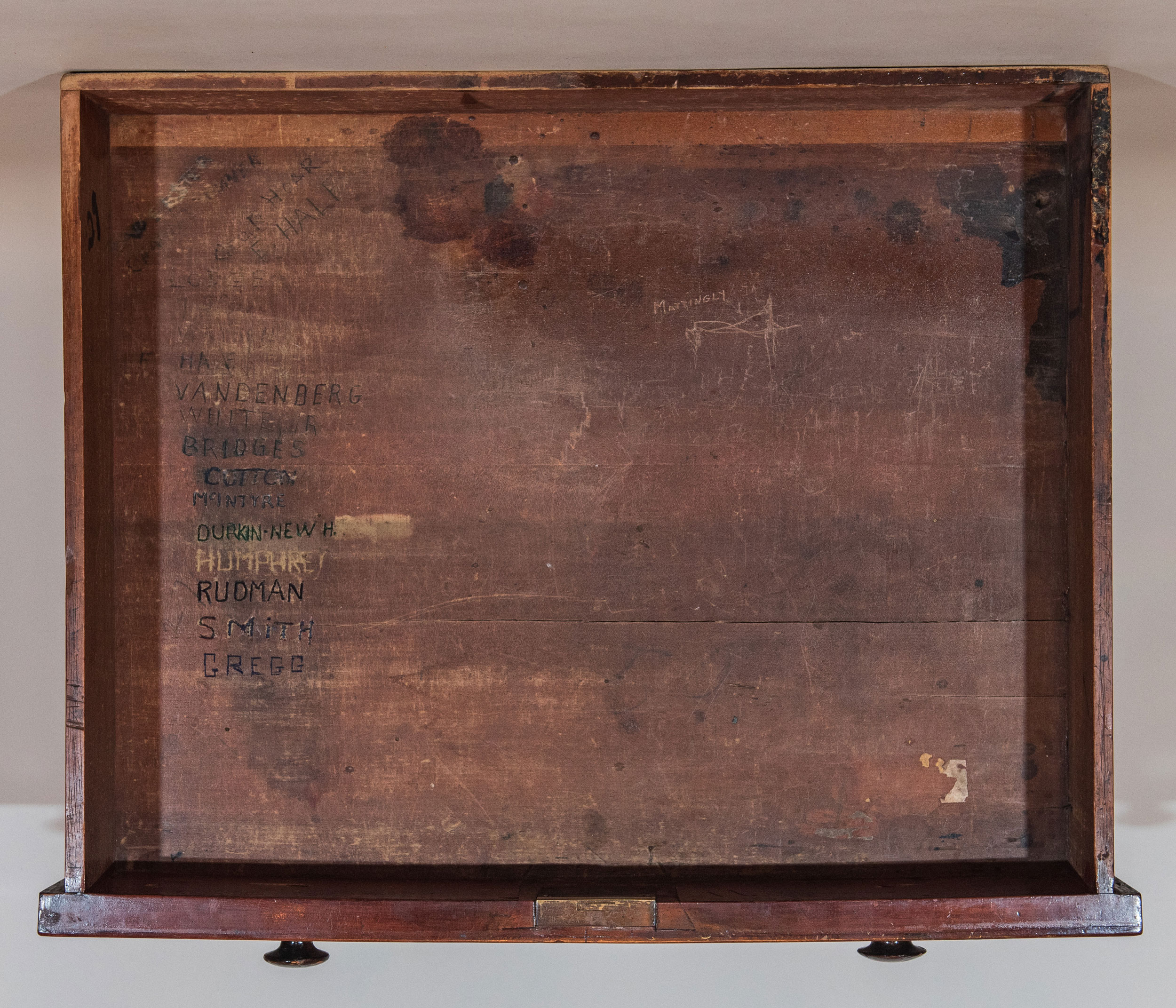 Desk  29 (XXIX)
