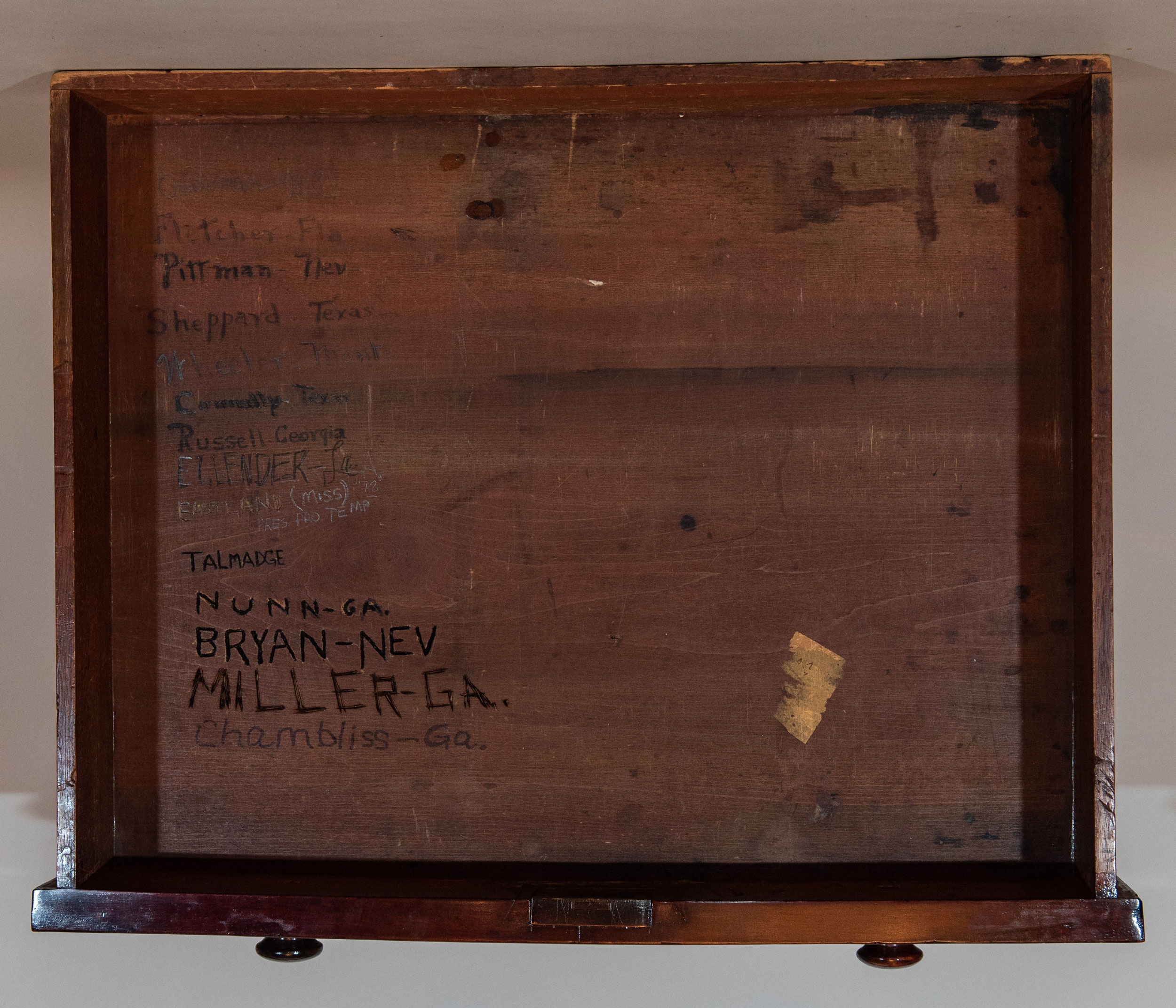 Desk  32 (XXXII)