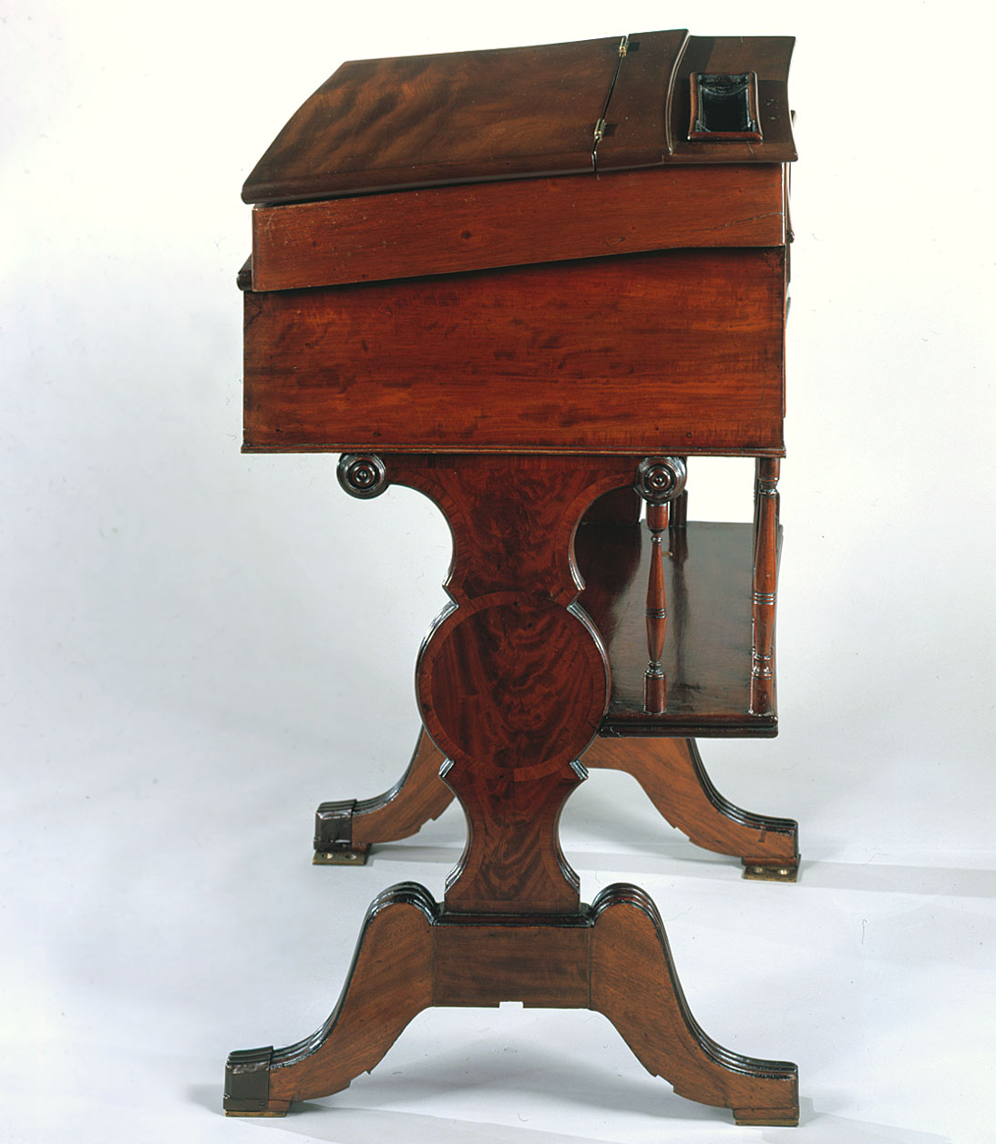 Desk  32 (XXXII)