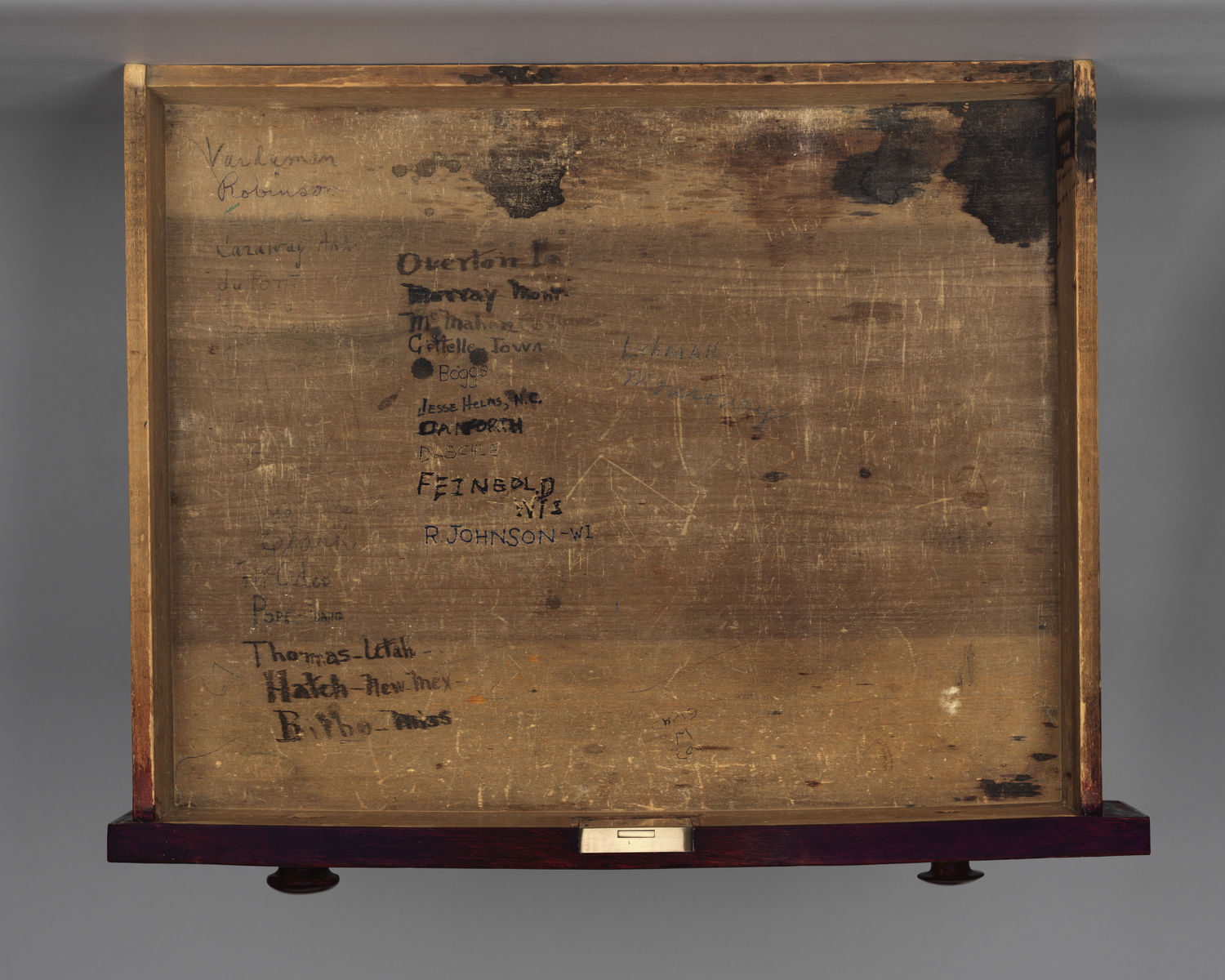 Desk 82 (LXXXII)
