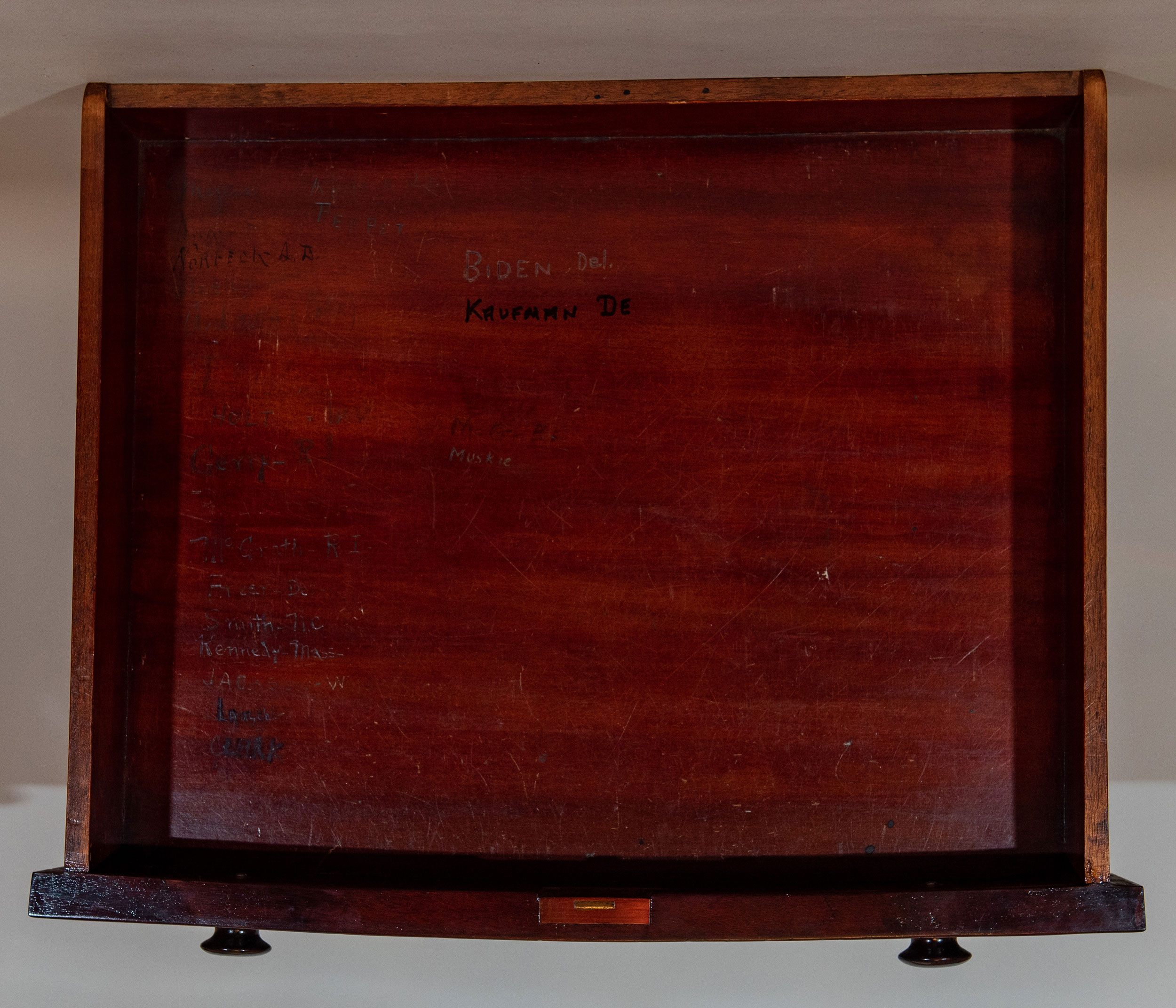 Desk  91 (XCI)