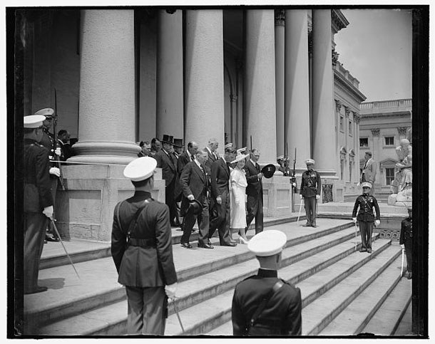 Image: King George VI and Queen Elizabeth on steps of U.S. Capitol, Washington, D.D., during their royal visit