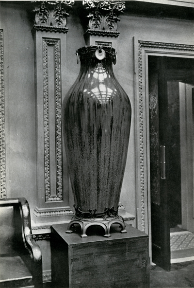Image: Sèvres vase (46.00008.001) displayed in the Senate chamber, 1918