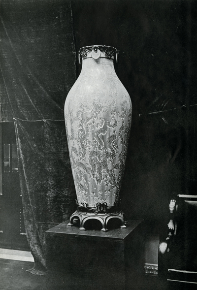 Sèvres vase (46.00008.002) displayed in the Senate chamber, 1918