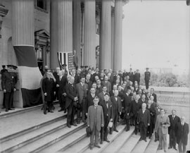 France presents two Sevres vases to the U.S. Senate